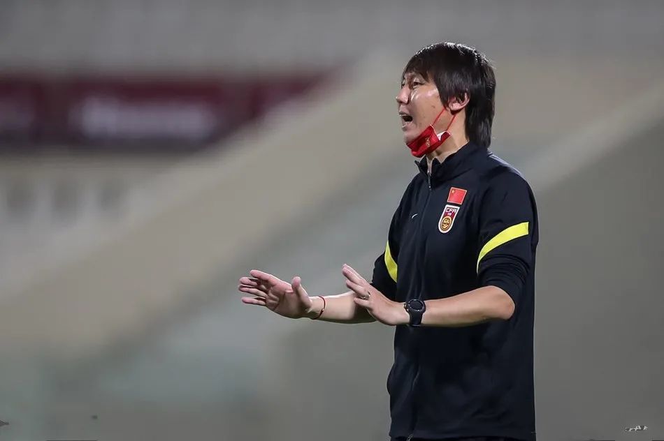 切尔西VS曼联赛事前瞻英超争议判罚再引风波：曼联遭遇双标困扰，卡里克怒斥裁判不公！